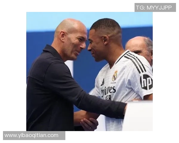 姆巴佩儿时梦想成真！与C罗合影照曝光，幼时的憧憬现实化！