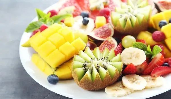 夏季水果多种多样该如何正确吃水果？(图1)